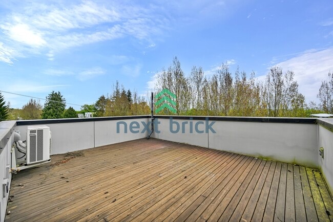 Building Photo - Charming 2-Bed, 2-Bath Townhouse Retreat in Seattle's Vibrant Heart – 1100 Sq Ft of Modern Living!