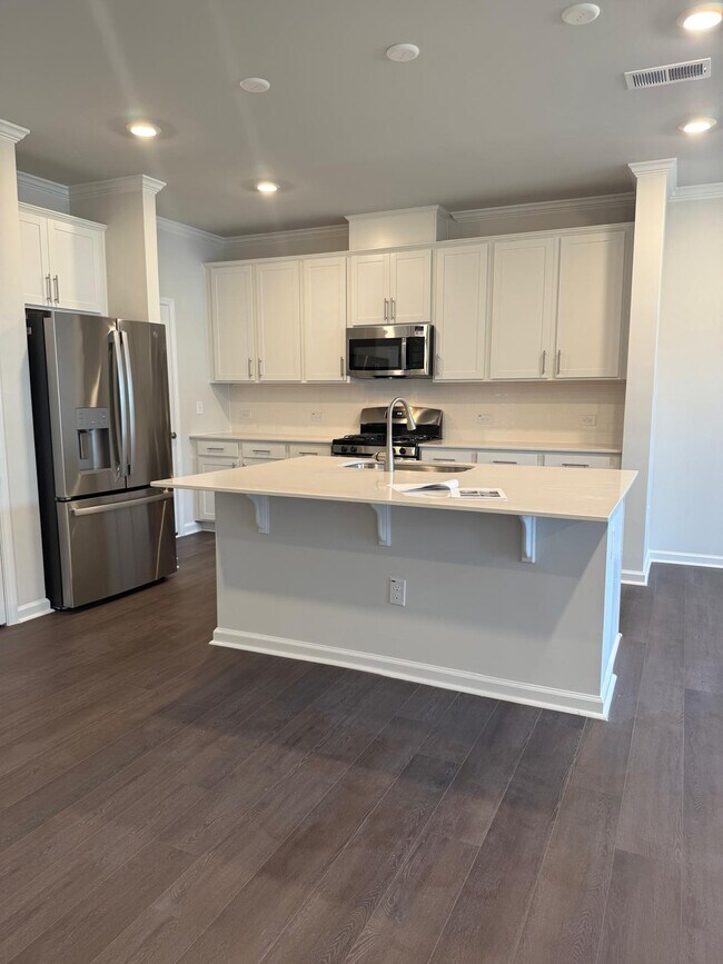 Building Photo - 5871 Woodlawn Dr