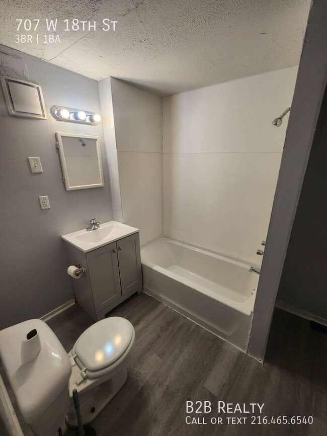 Building Photo - 707 W 18th St