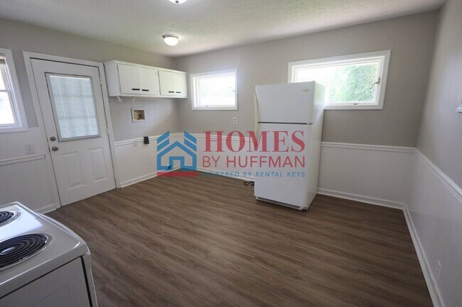 Building Photo - Two Bedroom House | Detached Garage
