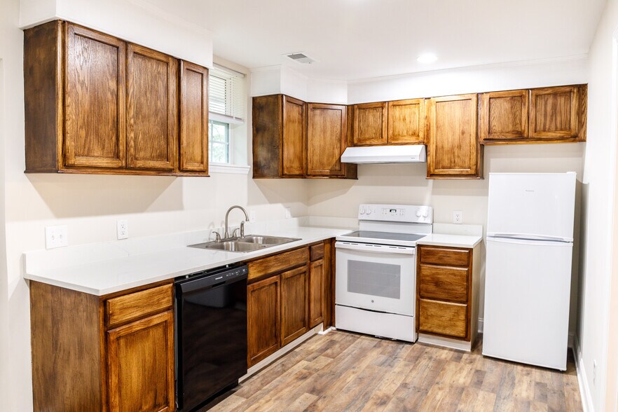 Building Photo - 1916 2nd Dr