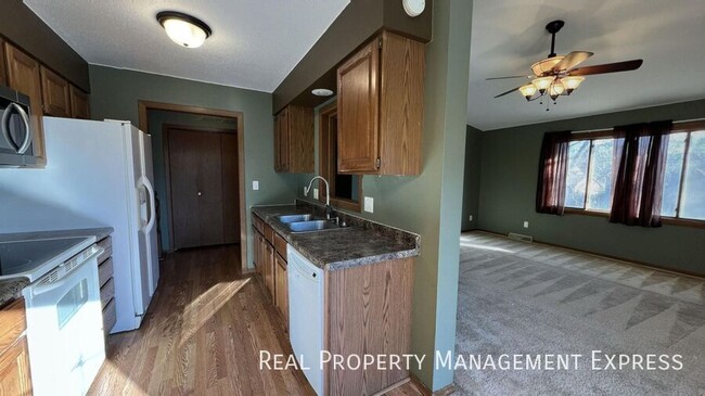 Building Photo - Spacious 4 Bed 2 Bath Single Family Home w...