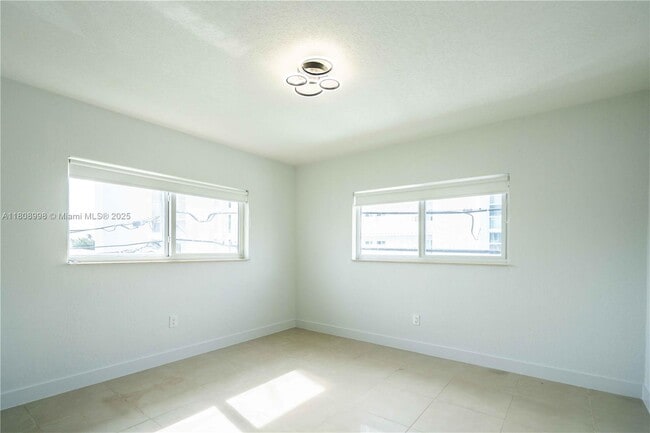 Building Photo - 1940 Biarritz Dr