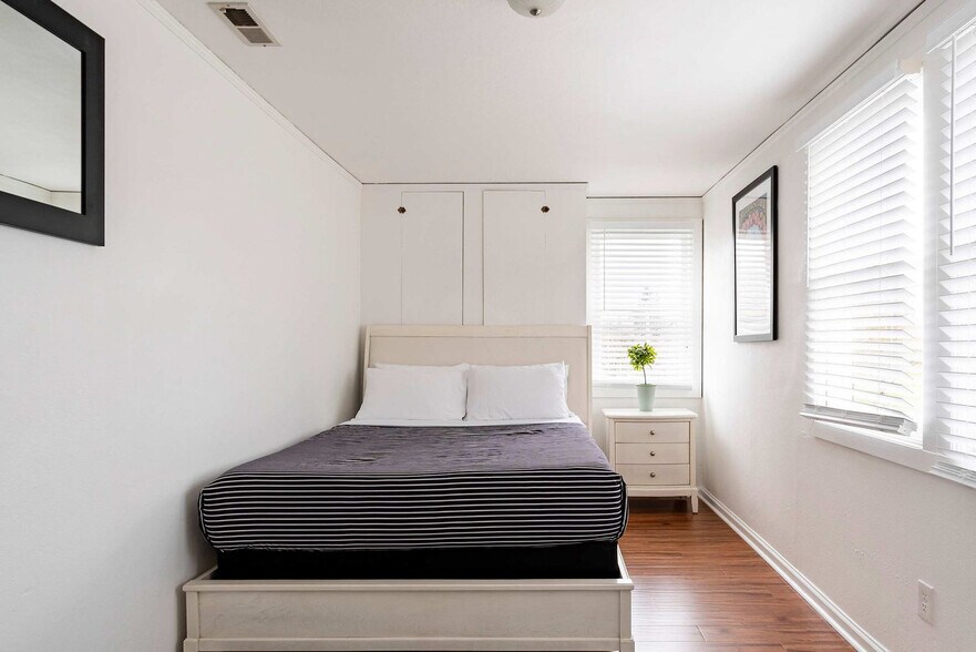 Building Photo - 825 SE 49th Ave