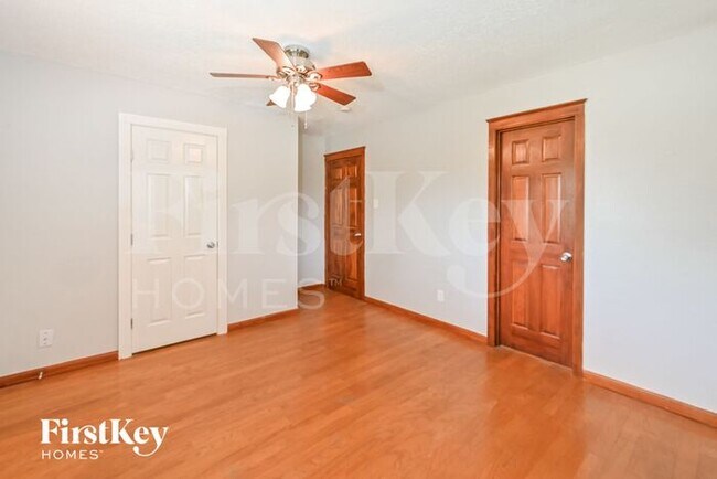 Building Photo - 4003 Chapel Square Dr