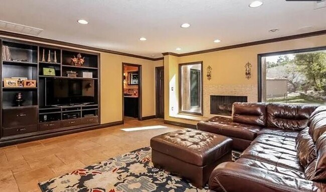 Building Photo - Spacious 5-Bedroom Home for Rent in Prime ...