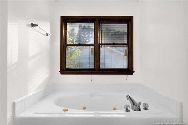 Building Photo - 160 Carolina Way