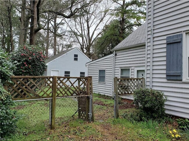 Building Photo - 1600 Cedar Ln