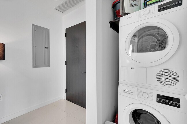 Building Photo - 900 Biscayne Blvd