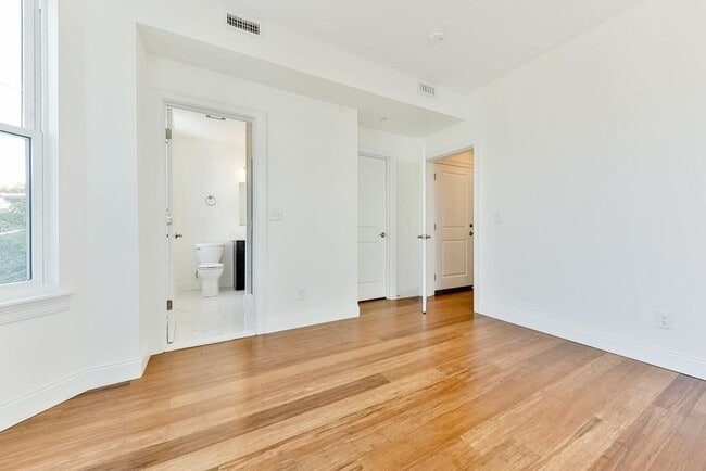 Building Photo - 44 W Eagle St