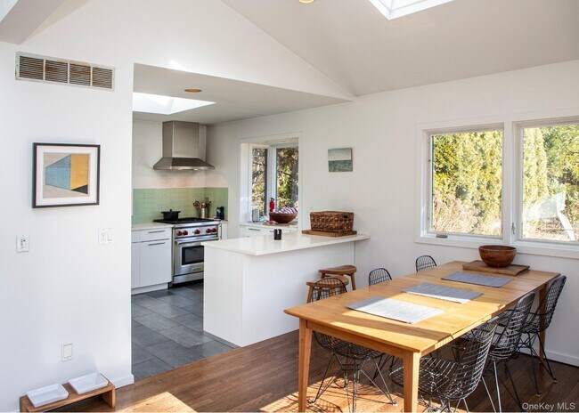 Building Photo - 5 Southwood Ln