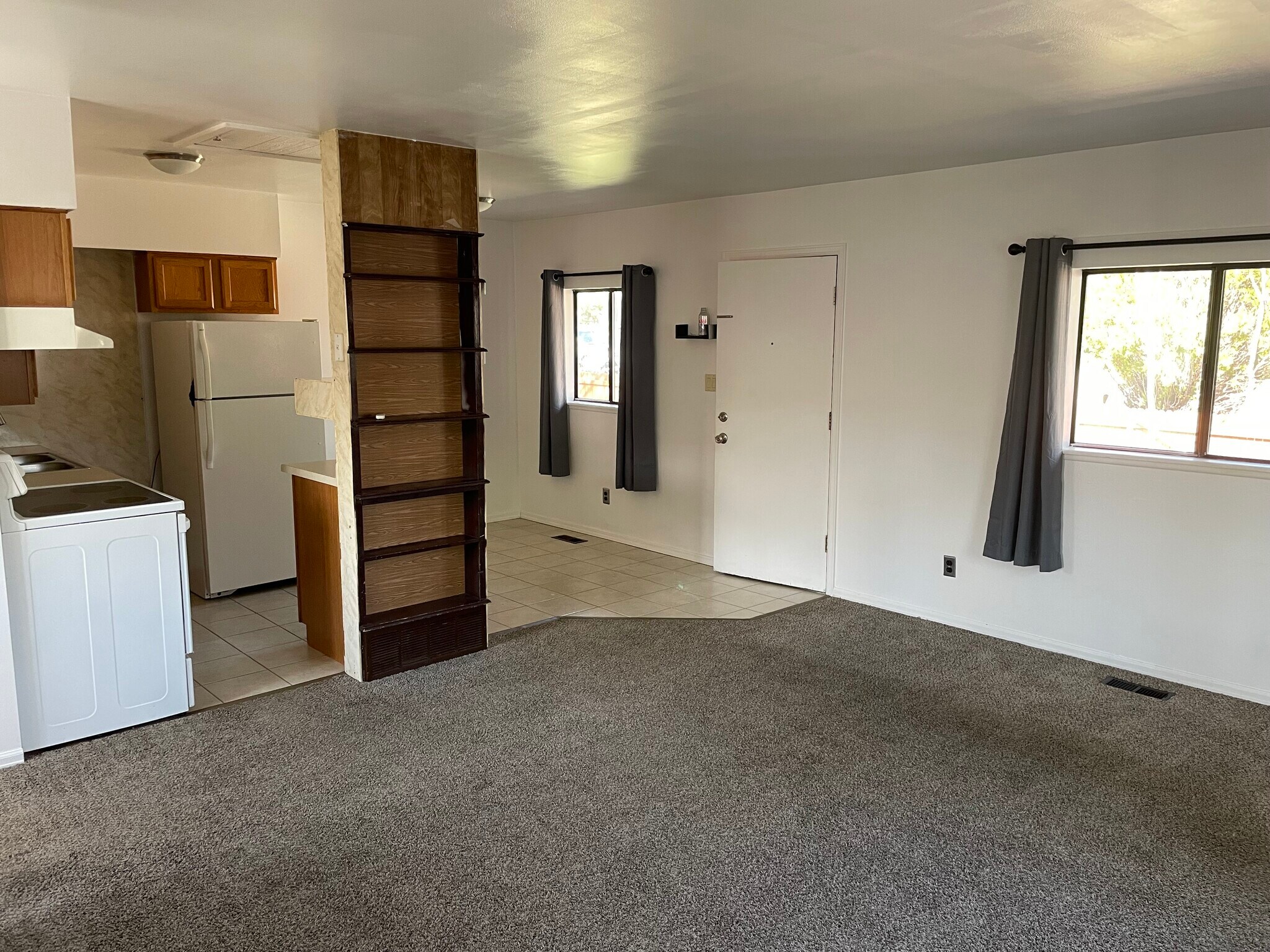 LIving Room/Front Entry - 2604 Tremont St
