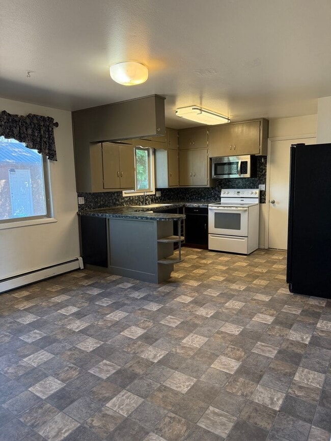 Primary Photo - Upscale 3 bed 2 bath with garage