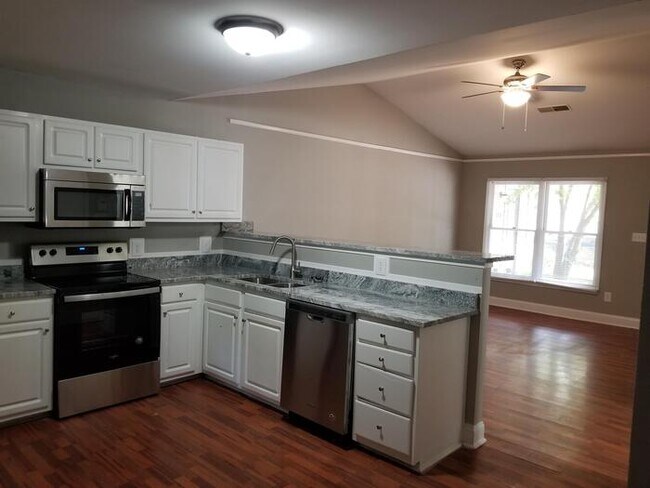 Building Photo - 557 Rustwood Dr