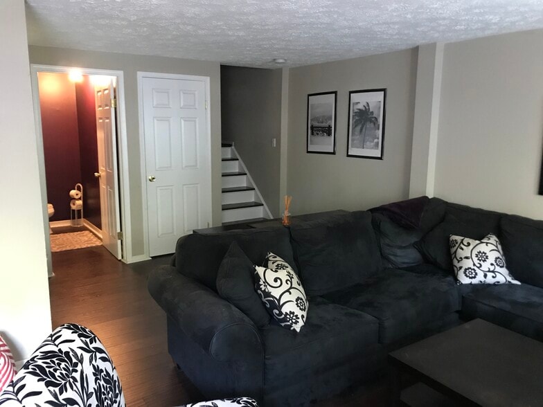 Shared Living Room - 5 Whitechurch Ct