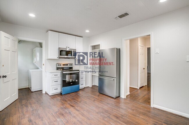 Building Photo - Spacious 3 bed 2 bath Monticello Duplex with Loft