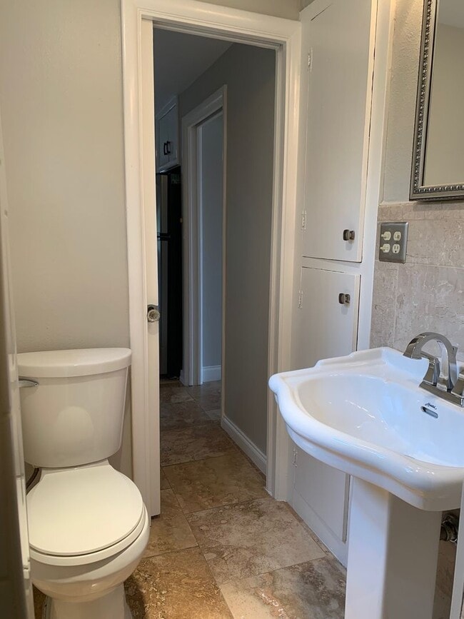 Building Photo - 902 1/2   E 43rd