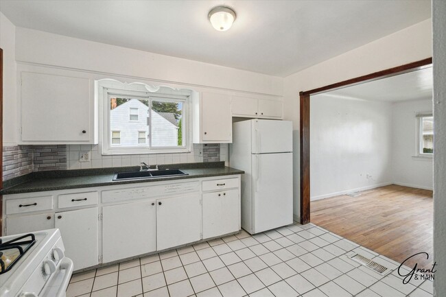 Building Photo - 3 Bedroom Ranch - $1,350