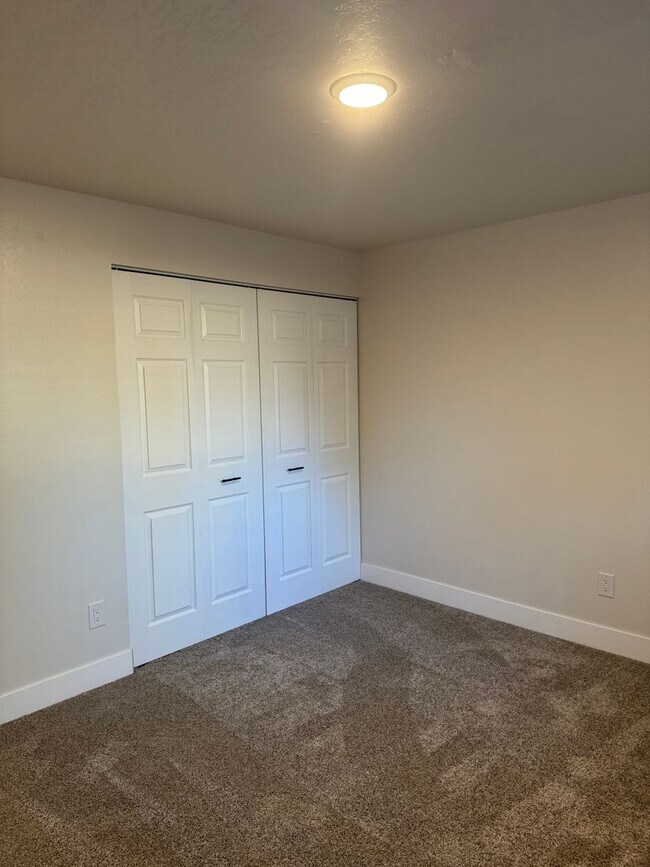 Building Photo - Updated Duplex in SE Bend