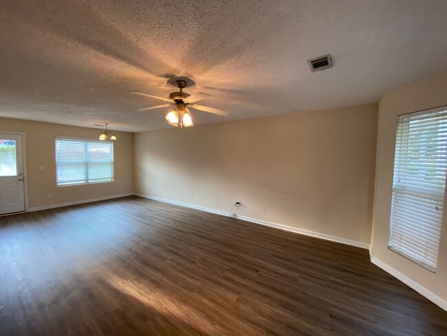 Building Photo - BRIDGEWATER HOME! PRE-LEASING FOR AUGUST 2...