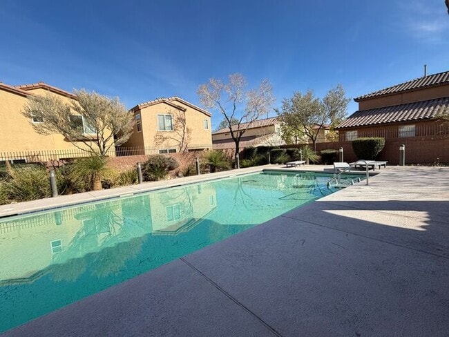 Building Photo - 10559 La Campana St