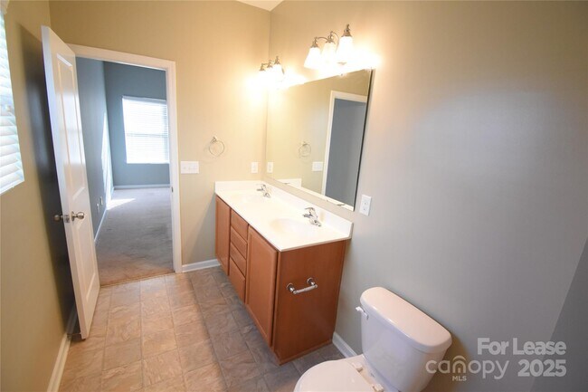 Building Photo - 3296 Saddlebrook Dr