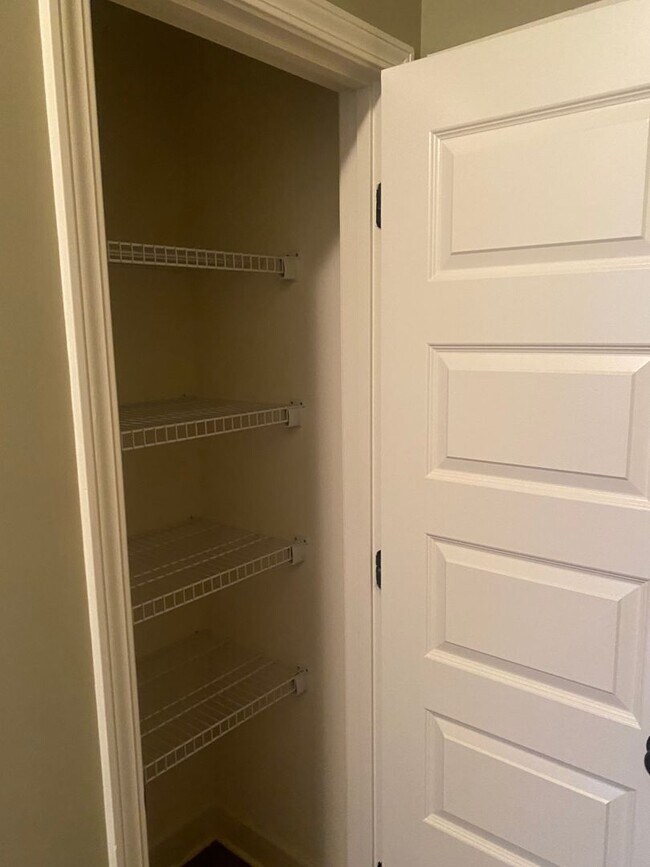 Building Photo - 3 bed / 2 bath Forest Glen