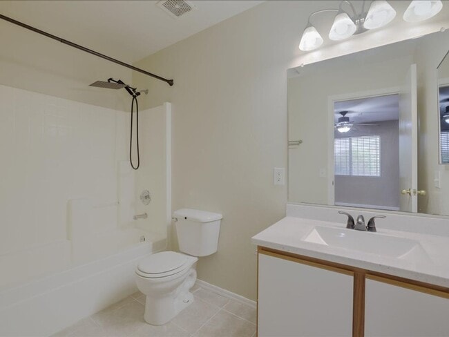 Building Photo - 2 Bedroom, 2 Bathroom and a large Backyard Retreat!