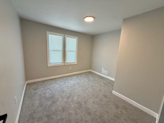 Building Photo - For Lease : 5 bedroom 1 1/2 bathroom fully renovated home in nice area. Call KPM 313-429-3244