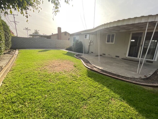 Building Photo - 3 Bedroom 2 Bathroom Single Story Home