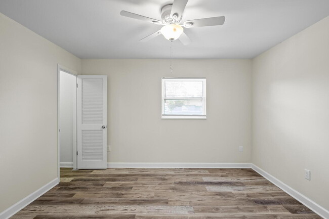 Building Photo - "Charming 2-Bed Townhouse with Modern Comf...
