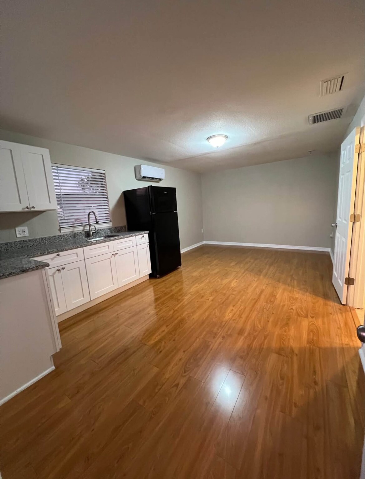 Building Photo - 7605 Bergamot Dr