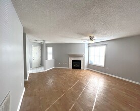 Building Photo - Coming Soon! Breezewood Condo, 2 Brd/2bath Screen Porch! LVP wood flooring, Center of Wilmington!