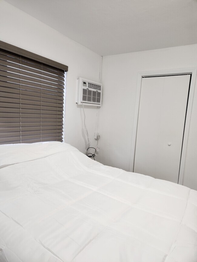 Building Photo - 2312 NE 4th St