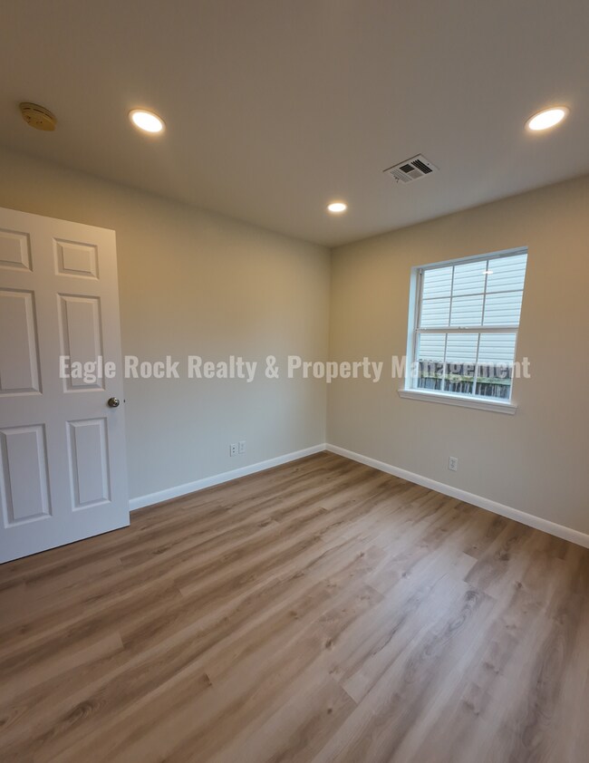 Building Photo - 1369 E 67th St