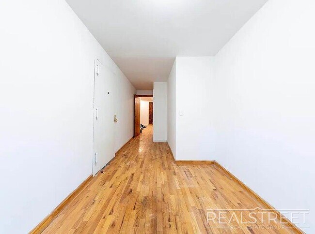Building Photo - No Fee – 4 Bed / 1.5 Bath with Private Bac...