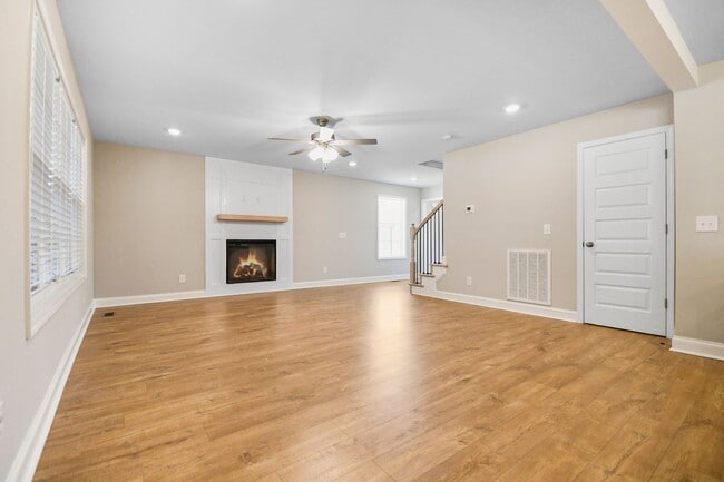 Building Photo - Pet Friendly Four Bedroom!