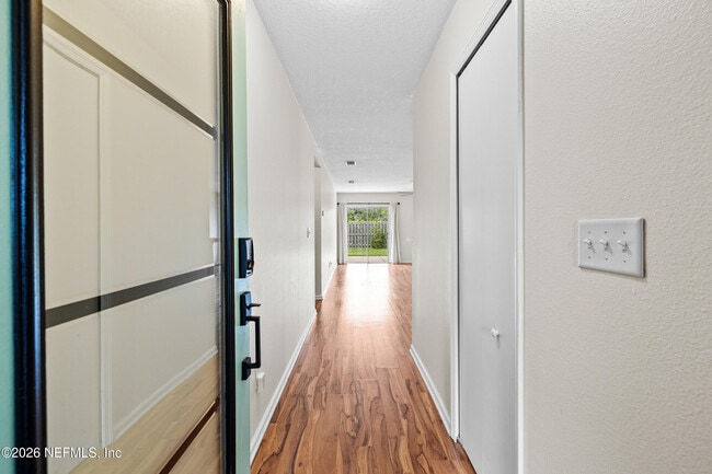 Building Photo - 136 Brookfall Dr
