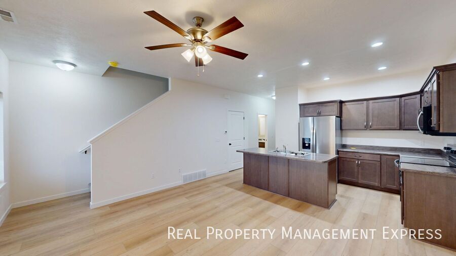 Building Photo - Charming 2-bedroom, 1.5-bathroom townhome