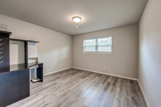 Building Photo - 5451 Loch Lomond Dr