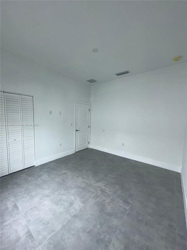 Building Photo - 2423 NW 23rd Ln