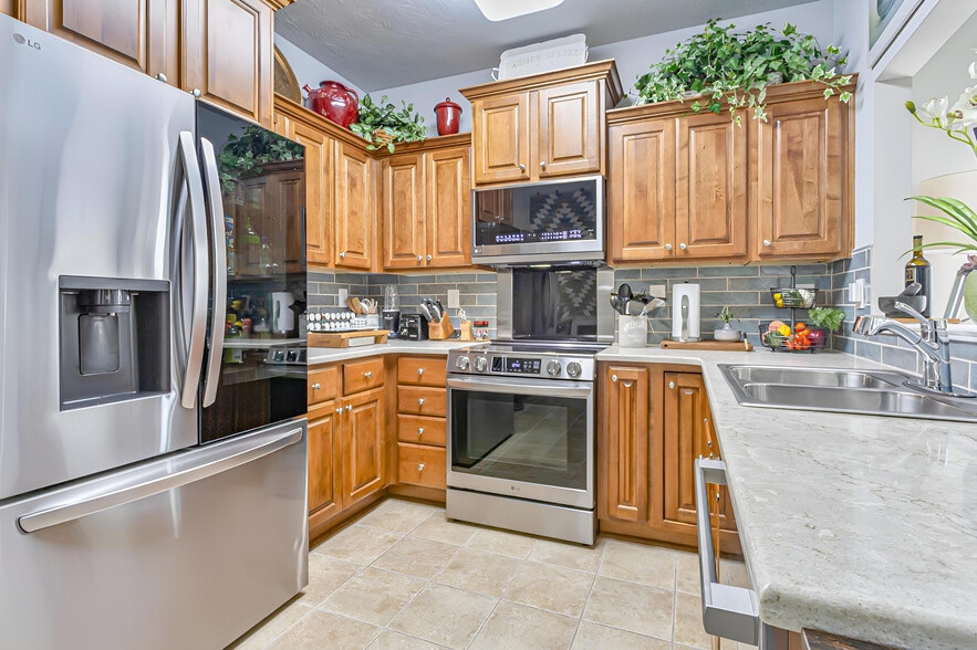 Fully stocked kitchen - 111 Havenwood Way