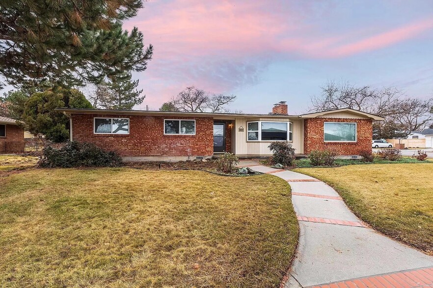 Primary Photo - 3411 W Hillcrest Dr