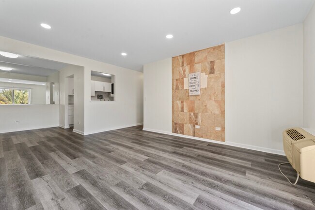 Building Photo - 900 N Lakeside Dr