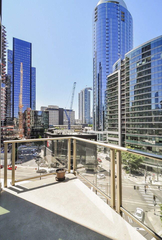 Building Photo - Great 2bd/2ba modern town home located in the center of South Lake Union W/S/G and ( 2) parking s...