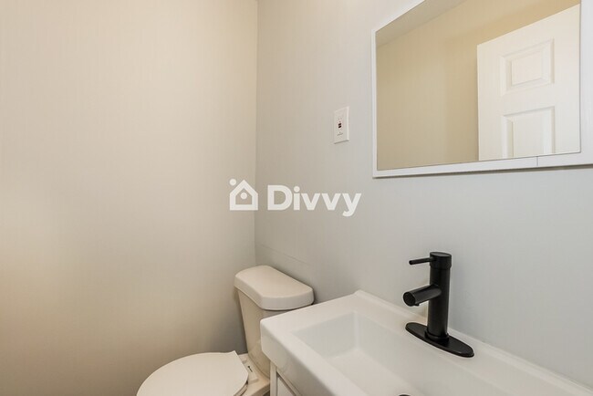 Building Photo - 17500 Fairville Ave, Cleveland, OH 44135