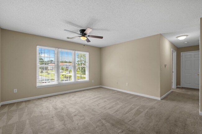 Building Photo - Who doesn't love  high speed internet, cable, water, sewer, trash & pest control included with th...
