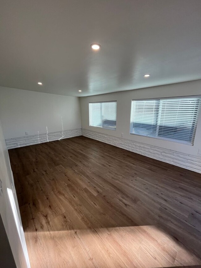 Building Photo - 230 S Murray Ave