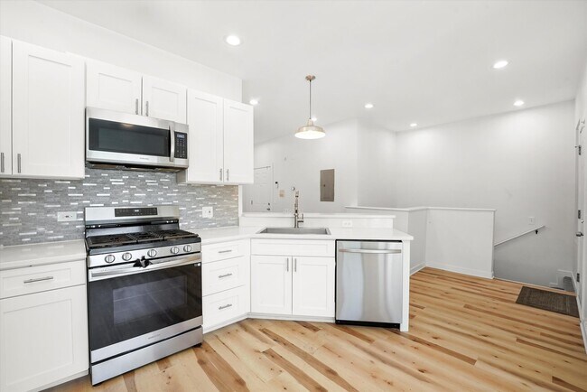 Building Photo - 348 E 41st St