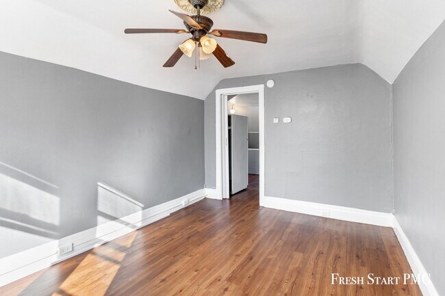 Building Photo - Spacious Upstairs Unit with 3 Flexible Rooms & Full Kitchen